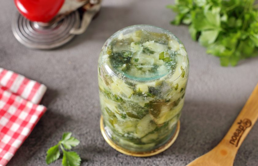 1. Этап. Салат из огурцов с чесноком на зиму: После чего банки необходимо закатать или закрутить, перевернуть, укутать и оставить до остывания.