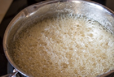 1. Этап. Сникерс в домашних условиях: Теперь будем варить нугу. Выкладываем в сотейник мед и 400 грамм сахара, добавляем воду и на среднем огне варим до температуры 135 градусов, то есть минут 10-12 после закипания.