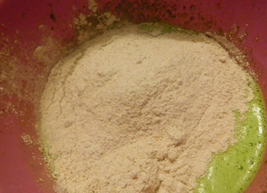 1. Этап. Диетические зеленые вафли с мороженым: Дальше добавляем два вида муки, разрыхлитель, мед или стевию. Перемешиваем, чтобы не было комочков.