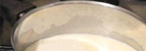 1. Этап. Чизкейк без выпечки без желатина: В кастрюлю заливаем молоко, добавляем сахар и агар-агар. Тщательно перемешиваем и доводим до кипения.