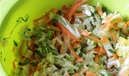 1. Этап. Капустный салат с апельсином: Влить в салат растительное масло и апельсиновый сок, перемешать.