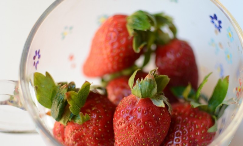 1. Этап. Клубничный смузи с овсянкой: Клубнику помыть и почистить от плодоножек.