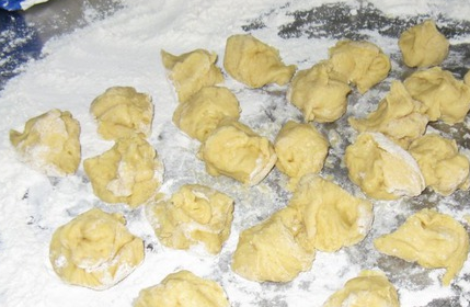 1. Этап. Пончики рецепт классический: Приступаем к формированию пончиков. Отщипываем кусочки теста, заворачиваем края каждого кусочка в середину, формируем пончики с дыркой по серединке.