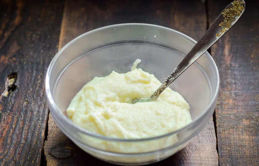 1. Этап. Манники с творогом на сковороде: Сварите манную кашу. На два стакана молока возьмите 4 ложки манки. Готовую кашу переложите в глубокую емкость.