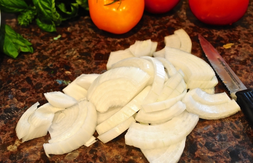 1. Этап. Закуска из помидоров и лука: Нарубите лук четвертинками. И нарежьте кольцами помидоры.