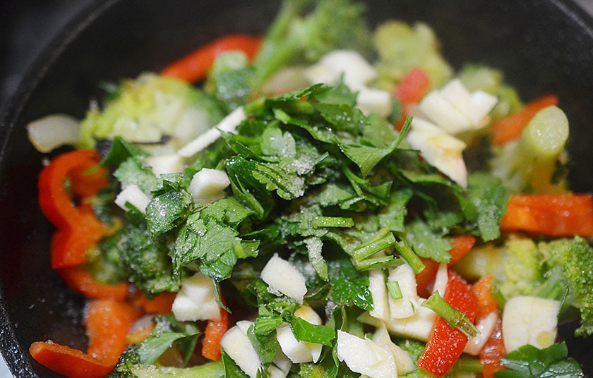 1. Этап. Фриттата с брокколи и сладким перцем: 10. Добавьте чеснок с петрушкой, обжарьте все пару минут.