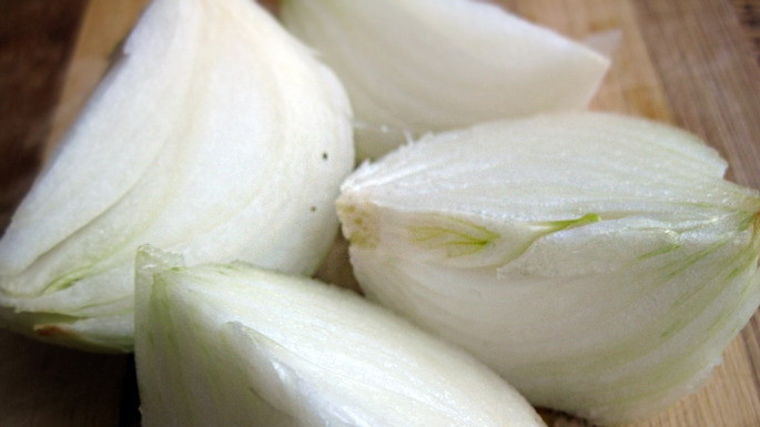 1. Этап. Тефтели из красной рыбы: Лук очистить, нарезать крупно