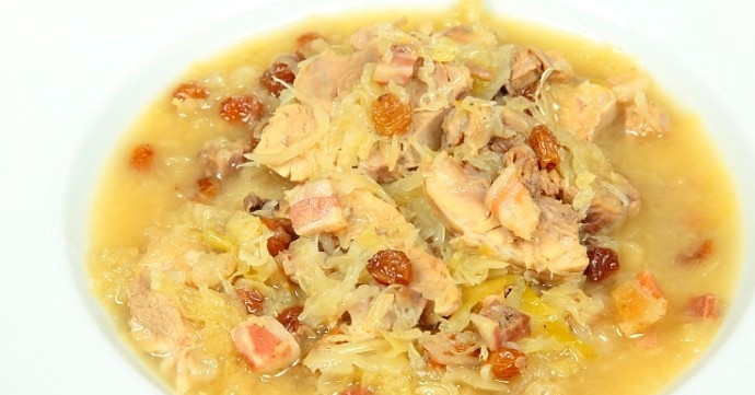 1. Этап. Суп с квашеной капустой: Подавайте суп из квашеной капусты горячим, подав отдельно отварной картофель или картофельные клецки.