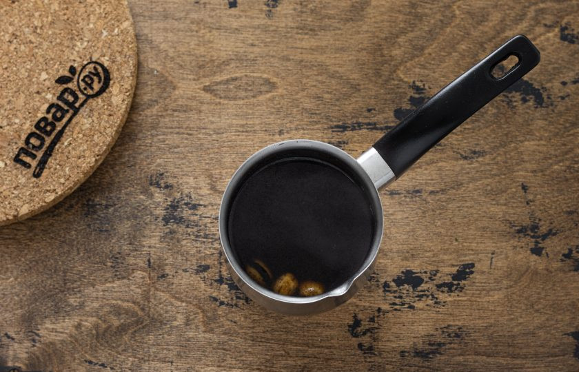 1. Этап. Кофе с кардамоном: На небольшом огне 2-3 раза доведите кофе до кипения и снимайте с плиты. В конце добавьте щепотку соли. Перемешайте напиток и дайте кофе постоять 1 минуту.