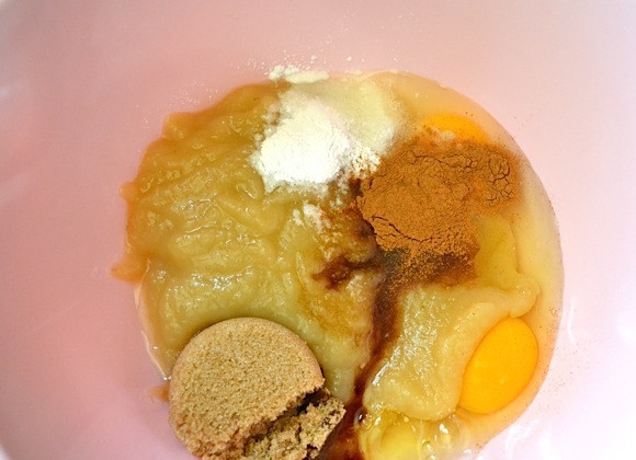 1. Этап. Пирог из овсянки: 4. В другой емкости смешайте яйца, яблочное пюре, соль, разрыхлитель, корицу.