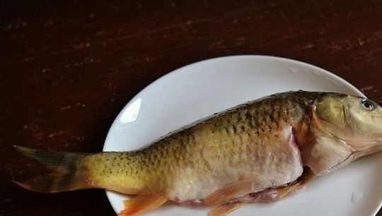 1. Этап. Запекание карпа в духовке: 1. Рыбу вымойте, очистите при необходимости, и обсушите.