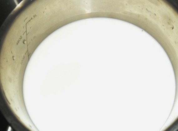 1. Этап. Кукурузная каша на молоке: Итак, для начала мы наливаем молоко в кастрюльку, ставим его на огонь и доводим молоко до кипения. Пока оно закипает, мы измельчаем кукурузную крупу в кофемолке, чтобы каша быстрее приготовилась и имела более однородную консистенцию.