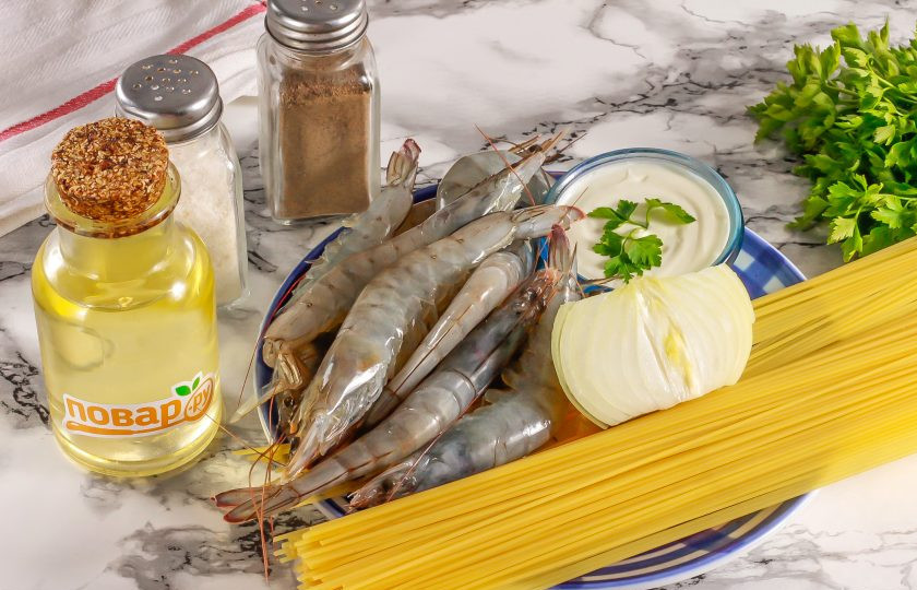 1. Этап. Паста с креветками в сметанном соусе: Подготовьте указанные ингредиенты. Креветки промойте и проварите 8 минут в воде до готовности, затем очистите.