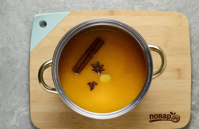 1. Этап. Облепиховый глинтвейн: Добавьте в кастрюлю имбирь нарезанный пластинами, корицу и бадьян. Доведите до кипения на медленном огне. Проварите 10 минут, затем оставьте настояться под крышкой еще 20 минут.