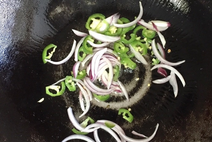 1. Этап. Домашний омлет с овощами: 1. Нарежьте перец кольцами или полукольцами (если любите острое, не удаляйте семена). Очистите и нарежьте полукольцами лук. Разогрейте сковороду с растительным маслом и добавьте перец с луком.