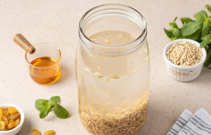 1. Этап. Квас овсяный с медом и изюмом: Влейте чистую воду и снова оставьте на 3 дня. После процедите квас и напиток готов к употреблению.