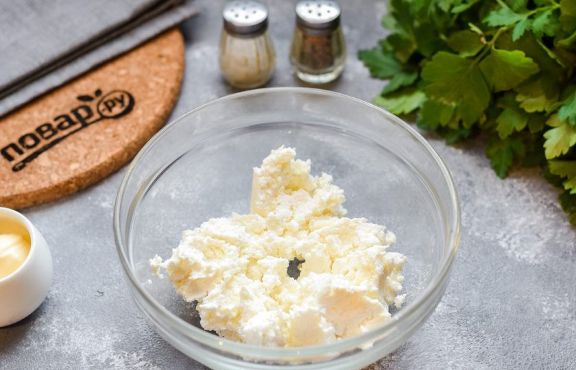 1. Этап. Тарталетки с авокадо и крабовыми палочками: Переложите в миску мягкий творог.