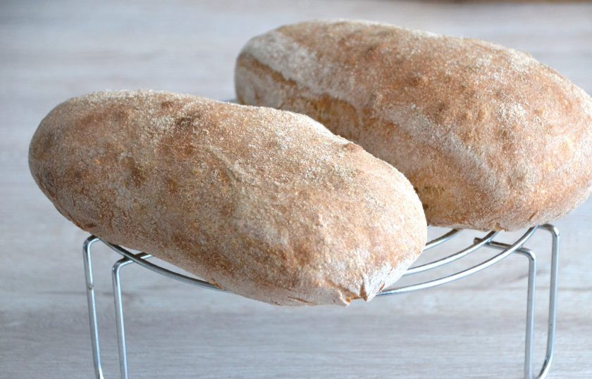 1. Этап. Чиабатта из цельнозерновой муки: Готовую чиабатту охладите на решетке.