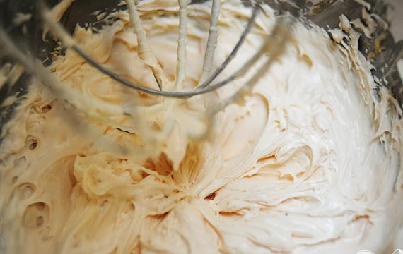 1. Этап. Кремовый торт с малиной: Смешиваем малиновый йогурт, смесь для пудинга, добавляем сливки и взбиваем миксером в течении 2+ минут до воздушной консистенции.