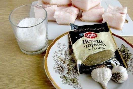 1. Этап. Сало в банке: В промытую банку залейте воду. Добавьте соль и хорошо перемешайте.