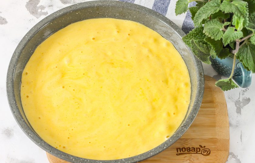 1. Этап. Рисовый бисквит: Разогрейте духовку до 180 градусов, выше температуру не устанавливайте, иначе десерт не пропечется внутри, а зарумянится по краям. Смажьте форму для запекания растительным или сливочным маслом и перелейте в нее бисквитное тесто.