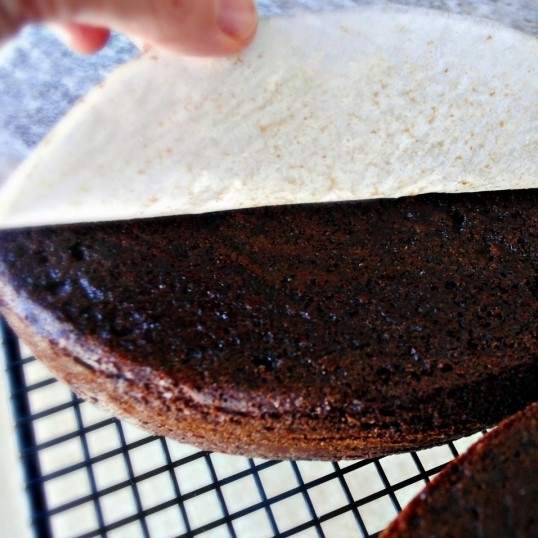 1. Этап. Кофейный торт: Пергаментную бумагу удаляем.