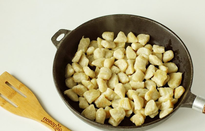 1. Этап. Галушки на сметане: Галушки на сметане готовы, можно подавать к столу, а я хочу предложить вам их немного предварительно обжарить.