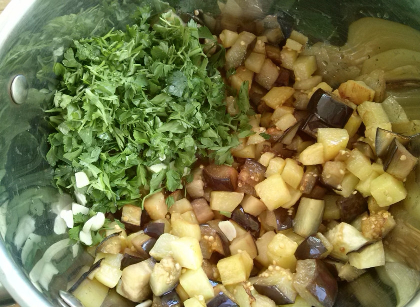 1. Этап. Аджапсандали: 6. Жареные овощи переложите из сковородки в глубокую кастрюлю, добавьте к ним зелень с чесноком.