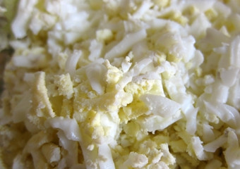 1. Этап. Окрошка на кефире и минеральной воде: 2. Отварите вкрутую яйца. Остудите в холодной воде. Освободите от скорлупы и нарежьте маленькими кубиками.