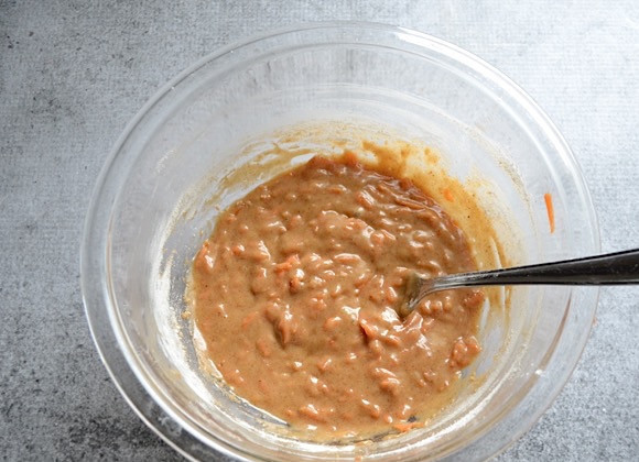 1. Этап. Пирог из моркови и ржаной муки: 3. Соедините сухие ингредиенты с морковью и хорошенько перемешайте все.