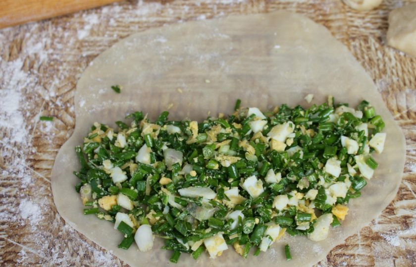 1. Этап. Чуду с зеленым луком: На одну половину выкладываем начинку.