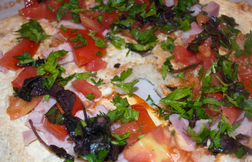 1. Этап. Запеченный лааваш с сыром и зеленью: Нарезаем зелень, помидоры, болгарский перец. Все это выкладываем сверху.