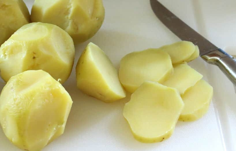 1. Этап. Салат из картофеля и лука: 2. Очистите картошку от кожуры и нарежьте ее небольшими ломтиками.