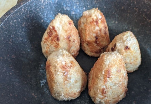 1. Этап. Котлеты Космос: Помещаем котлеты в форму. Удобно использовать ту же сковороду, если она со съёмной ручкой. Ставим в духовку на 180 градусов на 15 минут, доводим до готовности.