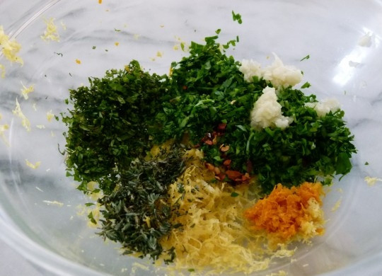 1. Этап. Запеченный картофель с ароматной зеленью: 2. Пока запекается картофель можно заняться зеленью. Соедините в глубокой мисочке измельченную петрушку, мяту, тимьян, чеснок, цедру апельсина и лимона. Тщательно перемешайте.