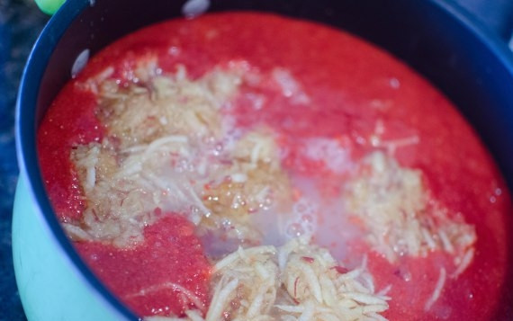 1. Этап. Клубничный джем без сахара: Переливаем массу в кастрюлю. Добавляем к ней мед и тертой яблоко (без шкурки) и доводим до кипения на среднем огне. Затем убавляем огонь. Джем должен слегка кипеть около 15 минут. За это время джем должен немного загустеть.