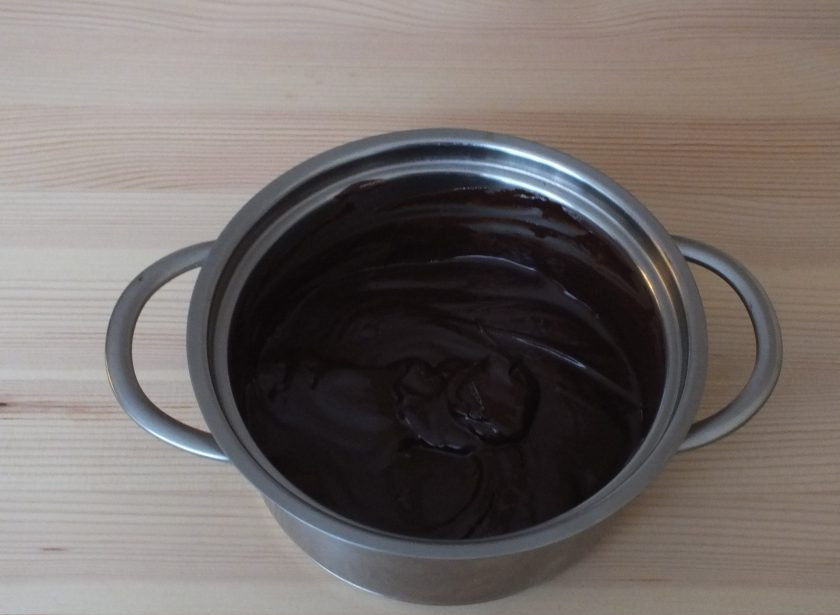 1. Этап. Конфеты Сладкий орешек: Приготовьте глазурь. На малом огне или водяной бане растопите шоколад с добавлением 35 грамм сливочного масла.