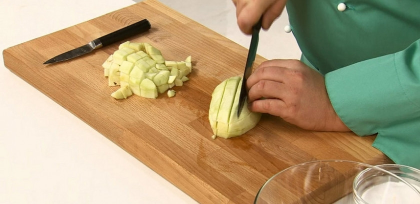 1. Этап. Гречневое ризотто с сыром: Вымойте баклажан. Очистите от кожуры. Нарежьте кубиками. Посолите и дайте стечь и уйти горечи.