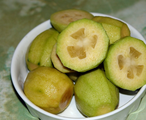 1. Этап. Соус из фейхоа: Почистите и порежьте фейхоа на средние куски.