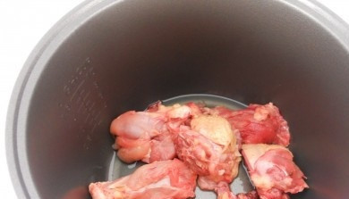 1. Этап. Борщ с курицей в мультиварке: Вливаем в чашу мультиварки растительное масло, выкладываем кусочки промытой курицы.