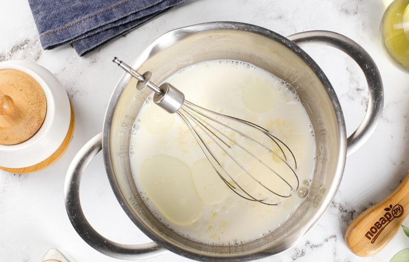 1. Этап. Русские блинчики: Добавьте молоко и масло.