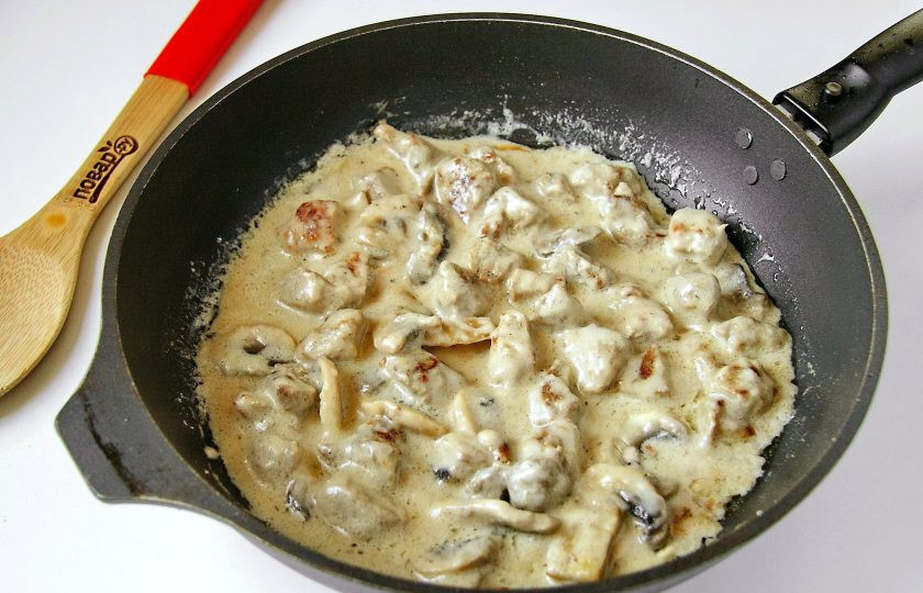 1. Этап. Мясной пай: Добавьте 1 ст. ложку муки, перемешайте и влейте сливки.