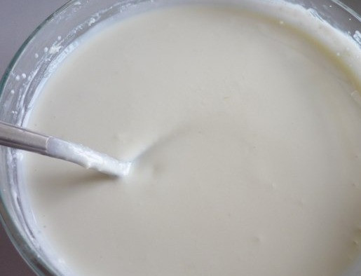 1. Этап. Торт Летний с желатином: Желатин набух, подогреваем его на водяной бане, чтобы он полностью растаял. Взбиваем сметану с сахаром и тонкой струйкой вливаем в нее остывший желатин. Взбиваем!!!