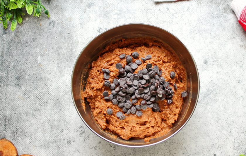 1. Этап. Шоколадные кексы из кокосовой муки: Добавьте в тесто шоколадные капли и перемешайте.