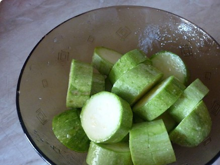 1. Этап. Гарнир к мясу в духовке: Овощи порезать крупными кольцами и сбрызнуть маслом.