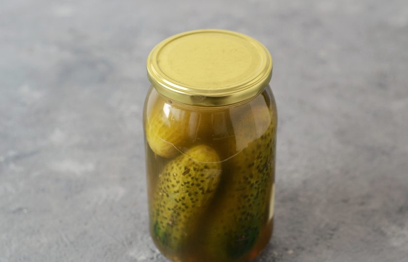 1. Этап. Бродячие огурцы: Влейте горячий рассол обратно в банку с огурцами. Закрутите предварительно стерилизованной крышкой. Оставьте остывать. Затем банку можно убрать в темное и прохладное место.