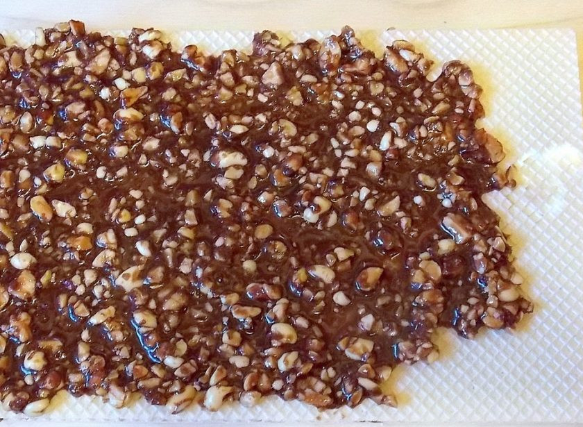 1. Этап. Вафельный торт Грильяж: Снимите с огня и нанесите на вафельные слои.