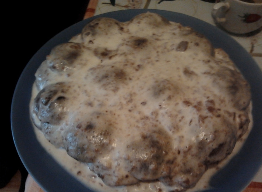 1. Этап. Торт из пряников и бананов: 4. Пряники обмакиваем в сметанный крем, выкладываем слоем на противень. Сверху слой банана. И так чередовать слои, пока не закончатся ингридиенты.