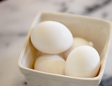 1. Этап. Печенье со сметаной: 2. Яйца соединить с сахаром и взбить, чтобы сахар как следует растворился.