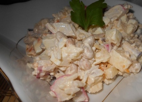 1. Этап. Салат с рисом и крабовыми палочками: Выкладываем в салатник. Готово! Можно подавать к столу.